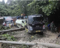 9 die as rain-triggered landslide hits tourist bus in Indonesia’s Sumatra island