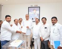 RRR Victims and Farmers Meet Former Minister Harish Rao in Hyderabad: Demand Fair Compensation and Action on Election Promises